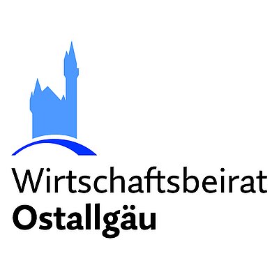 Logo des Wirtschaftsbeirats Ostallgäu, bestehend aus blauen grafischen Elementen, die einen Turm darstellen, und dem Schriftzug „Wirtschaftsbeirat Ostallgäu“ in schwarzer Schrift.