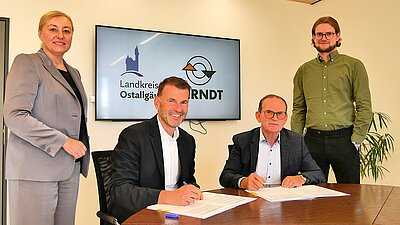 V. l.: Bettina Schön (Geschäftsführerin Zweckverband für die Tierkörperbeseitigungsanstalt Kraftisried), Landrat Bernd Stapfner (Vorsitzender Zweckverband für die Tierkörperbeseitigungsanstalt Kraftisried), Rainer Berndt (Geschäftsführer TBA Kra V. l.: Bettina Schön (Geschäftsführerin Zweckverband für die Tierkörperbeseitigungsanstalt Kraftisried), Landrat Bernd Stapfner (Vorsitzender Zweckverband für die Tierkörperbeseitigungsanstalt Kraftisried), Rainer Berndt (Geschäftsführer TBA Kraftisried GmbH) und Andreas Berndt (Prokurist TBA Kraftisried GmbH). Foto: Landkreis Ostallgäu/Benjamin Schäling