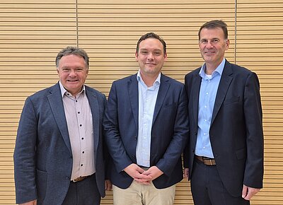 Auf dem Foto v. r.: Landrat und Verwaltungsratsvorsitzender Bernd Stapfner, Klinikvorstand Andreas Kutschker und Oberbürgermeister und stellvertretender Verwaltungsratsvorsitzender Stefan Bosse. Foto: Landkreis Ostallgäu/Stefan Leonhart Auf dem Foto v. r.: Landrat und Verwaltungsratsvorsitzender Bernd Stapfner, Klinikvorstand Andreas Kutschker und Oberbürgermeister und stellvertretender Verwaltungsratsvorsitzender Stefan Bosse. Foto: Landkreis Ostallgäu/Stefan Leonhart