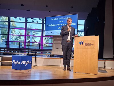 Bei der Begrüßung betonte Landrat Stapfner die Verantwortung der Kommunen für kommende Generationen: „Ziel muss es sein, ihnen eine lebenswerte Heimat zu hinterlassen, die Wohlstand, eine intakte Umwelt und soziale Gerechtigkeit verbindet." Bilder: L Bei der Begrüßung betonte Landrat Stapfner die Verantwortung der Kommunen für kommende Generationen: „Ziel muss es sein, ihnen eine lebenswerte Heimat zu hinterlassen, die Wohlstand, eine intakte Umwelt und soziale Gerechtigkeit verbindet." Bilder: Landkreis Ostallgäu/Andreas Neukam
